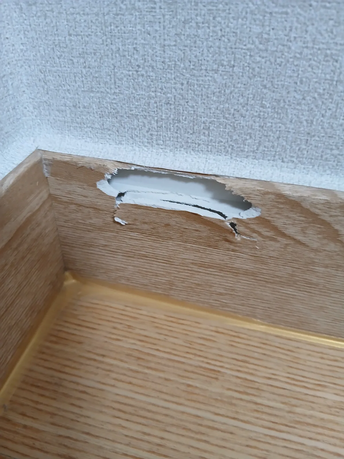 바닥 몰딩(걸레받이) 교체·필름 보수 — 걸레받이에 크게 뚫린 구멍