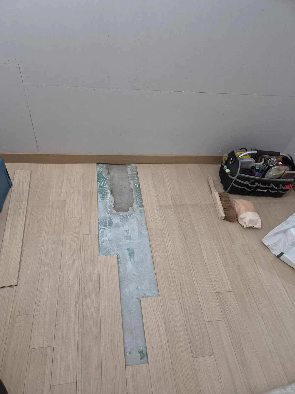 바닥재 몇 줄을 뜯어내 밑바닥이 드러난 자리 데코타일 부분 교체 — 바닥재 몇 줄을 뜯어내 밑바닥이 드러난 자리