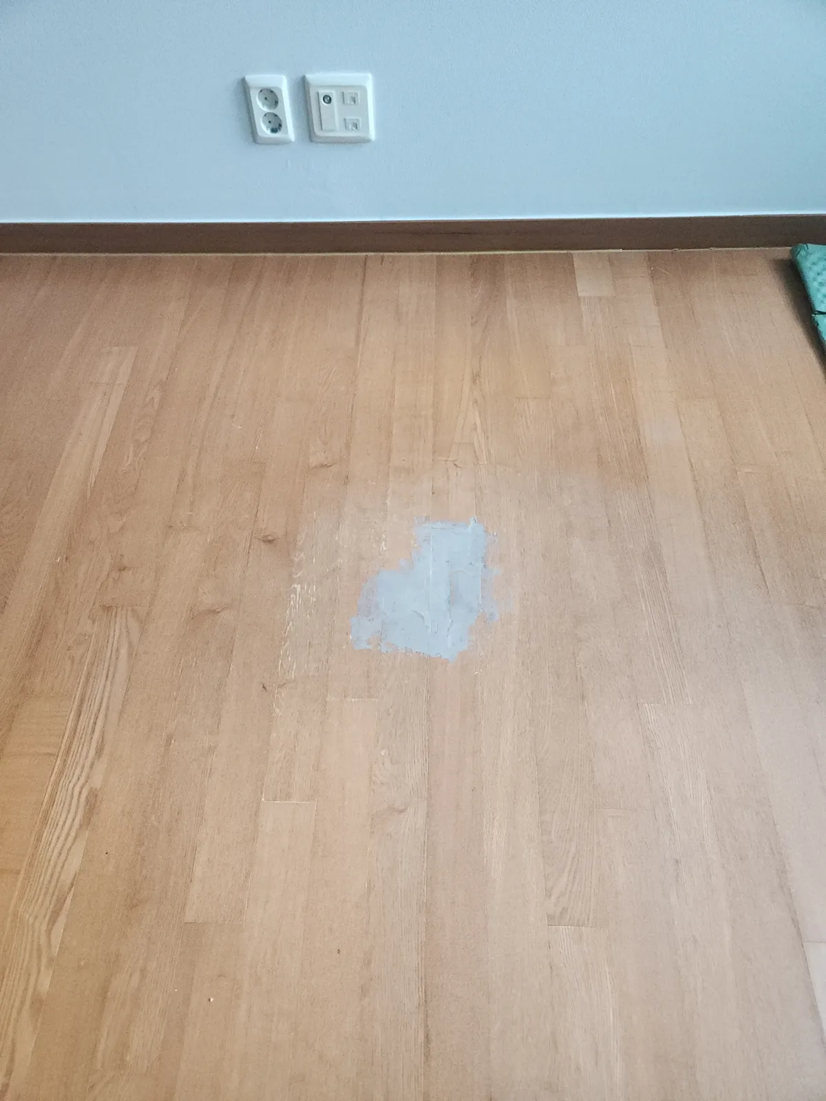 얼룩이 하얗게 번진 원목마루 마루 복원 — 얼룩이 하얗게 번진 원목마루